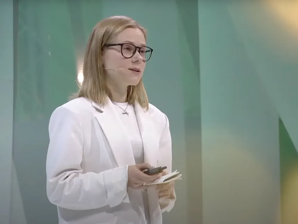 Picture of Elena Doms presenting on Change Now